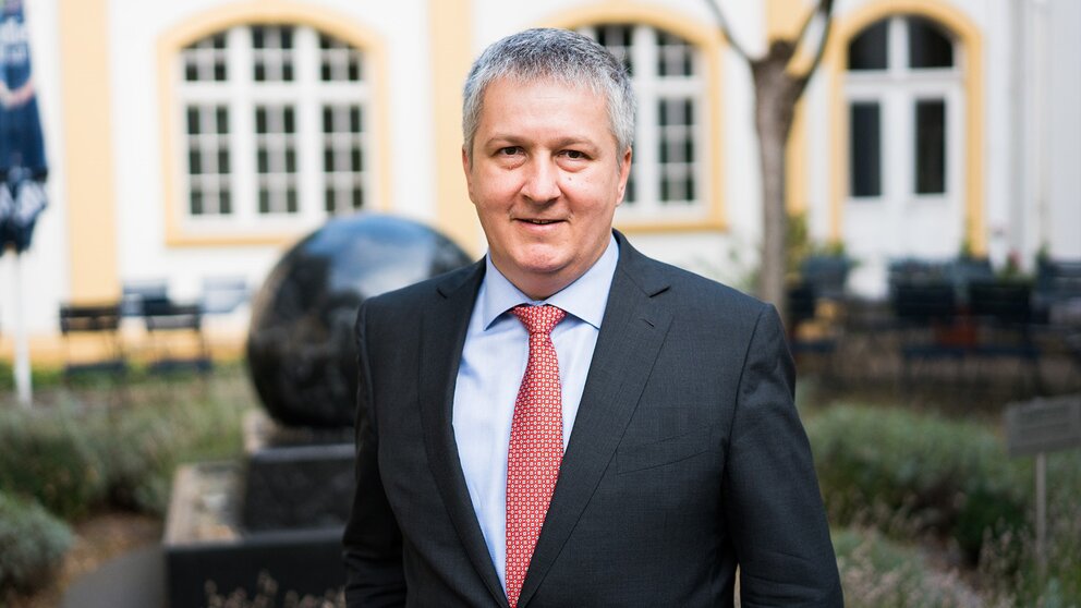 Professor Arnd Huchzermeier