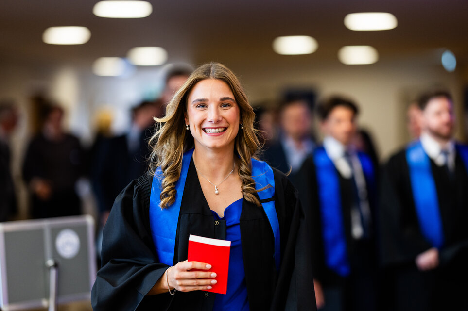 身穿毕业礼服的 WHU 双学位毕业生